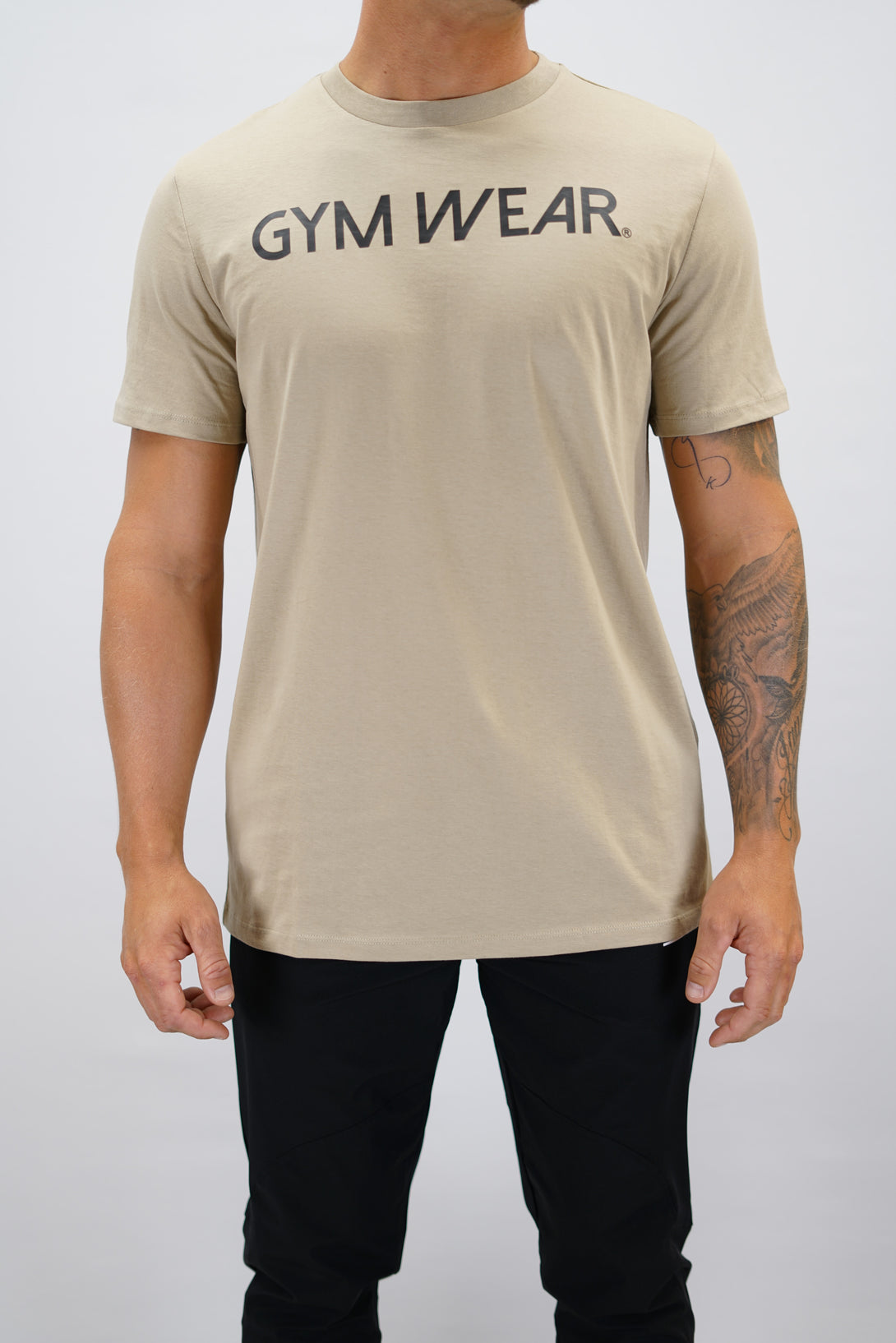 Brun Rion Organic Cotton T-shirt, en kortärmad tränings-t-shirt i ekologisk bomull med Gymwear-logotyp på bröstet och liten logga i nacken