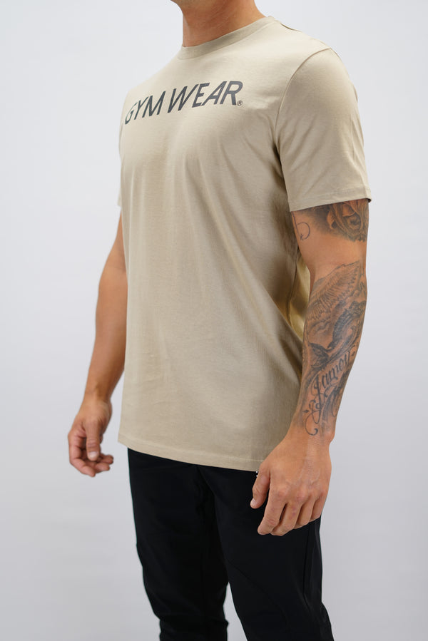 Brun Rion Organic Cotton T-shirt, en kortärmad tränings-t-shirt i ekologisk bomull med Gymwear-logotyp på bröstet och liten logga i nacken