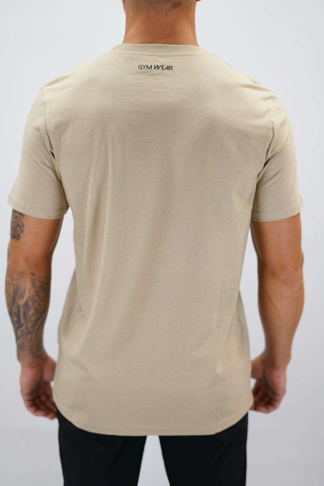 Brun Rion Organic Cotton T-shirt, en kortärmad tränings-t-shirt i ekologisk bomull med Gymwear-logotyp på bröstet och liten logga i nacken