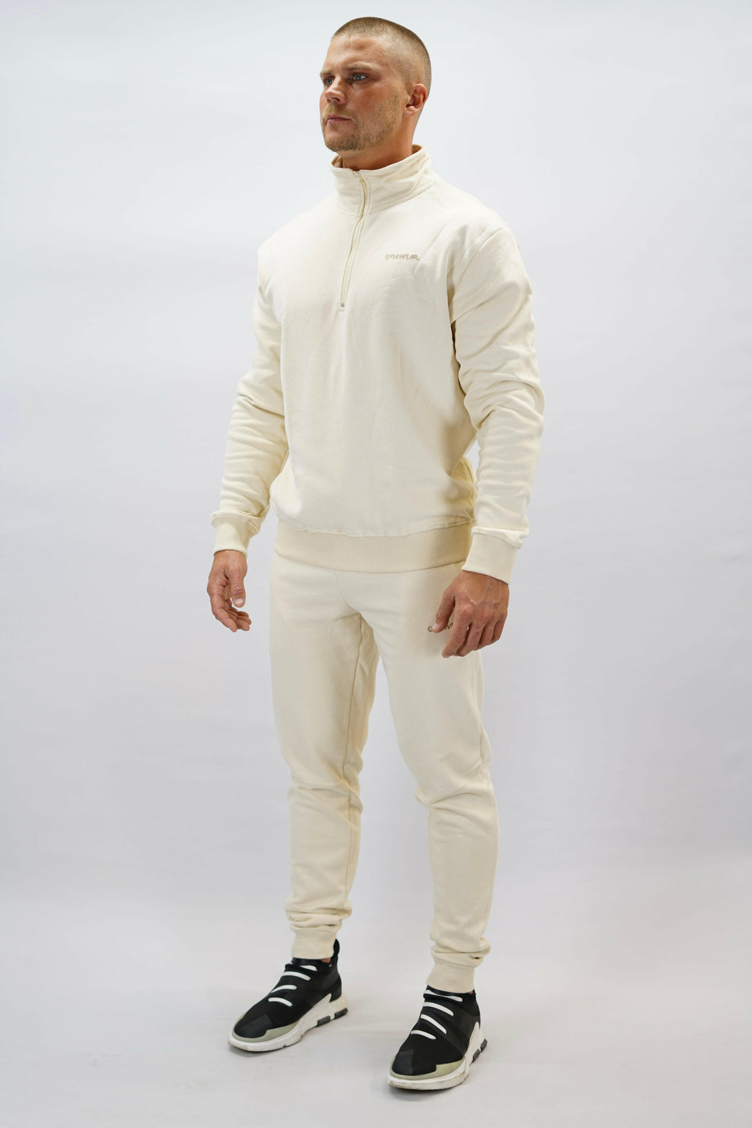 Bekväma JOGGER RAY i premium borstad bomull. Elastisk midja med dragsko, praktiska fickor och avsmalnande passform. Perfekt för träning och vardagsbruk. I färgen beige med Gymwear  logga på vänster lår.