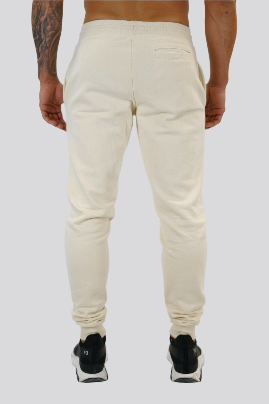 Bekväma JOGGER RAY i premium borstad bomull. Elastisk midja med dragsko, praktiska fickor och avsmalnande passform. Perfekt för träning och vardagsbruk. I färgen beige med Gymwear  logga på vänster lår.