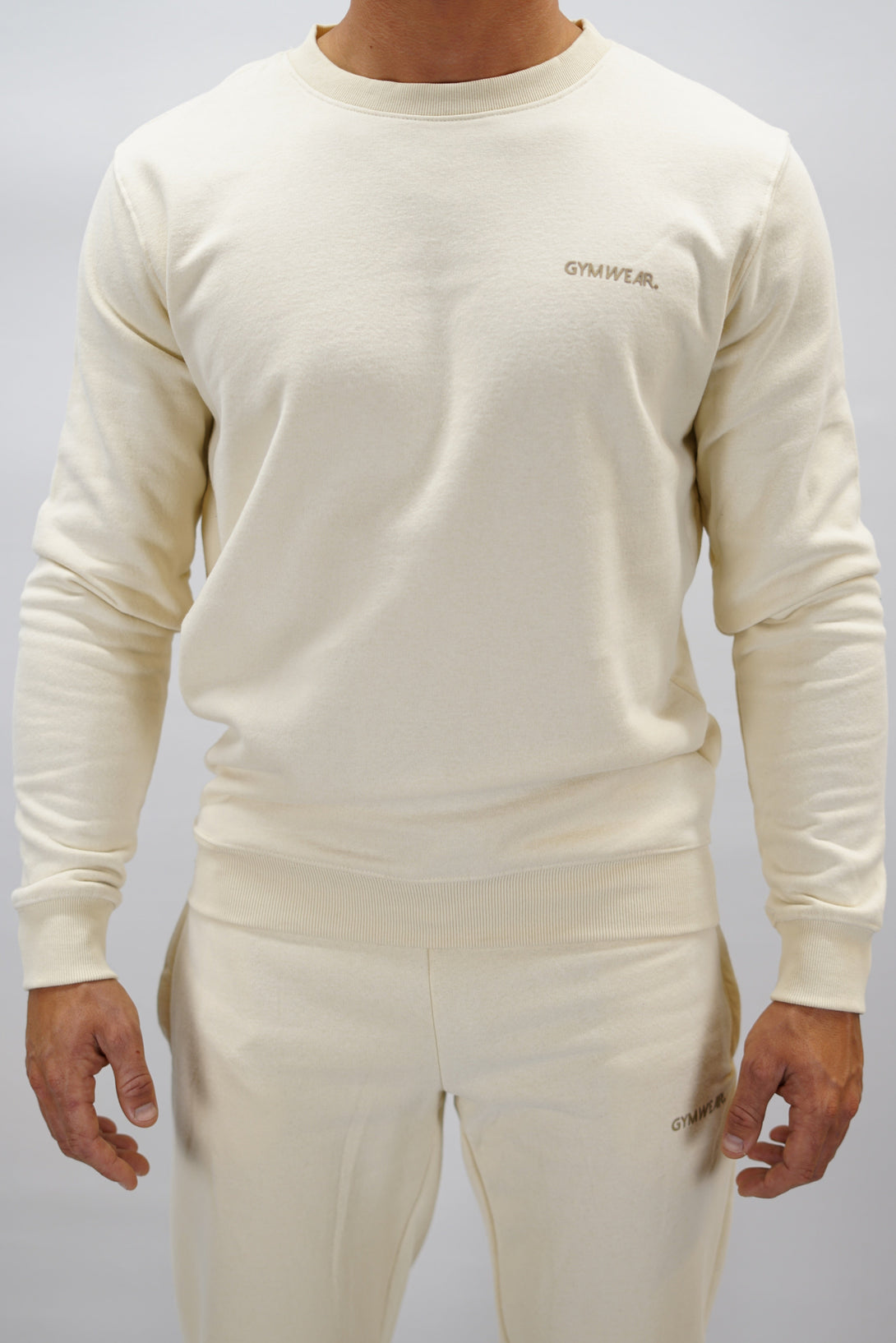 Cleo Sweatshirt herr i mjuk borstad bomull, beige färg, med stilren logga på vänster bröst. Komfortabel och snygg sweatshirt för vardagsbruk.