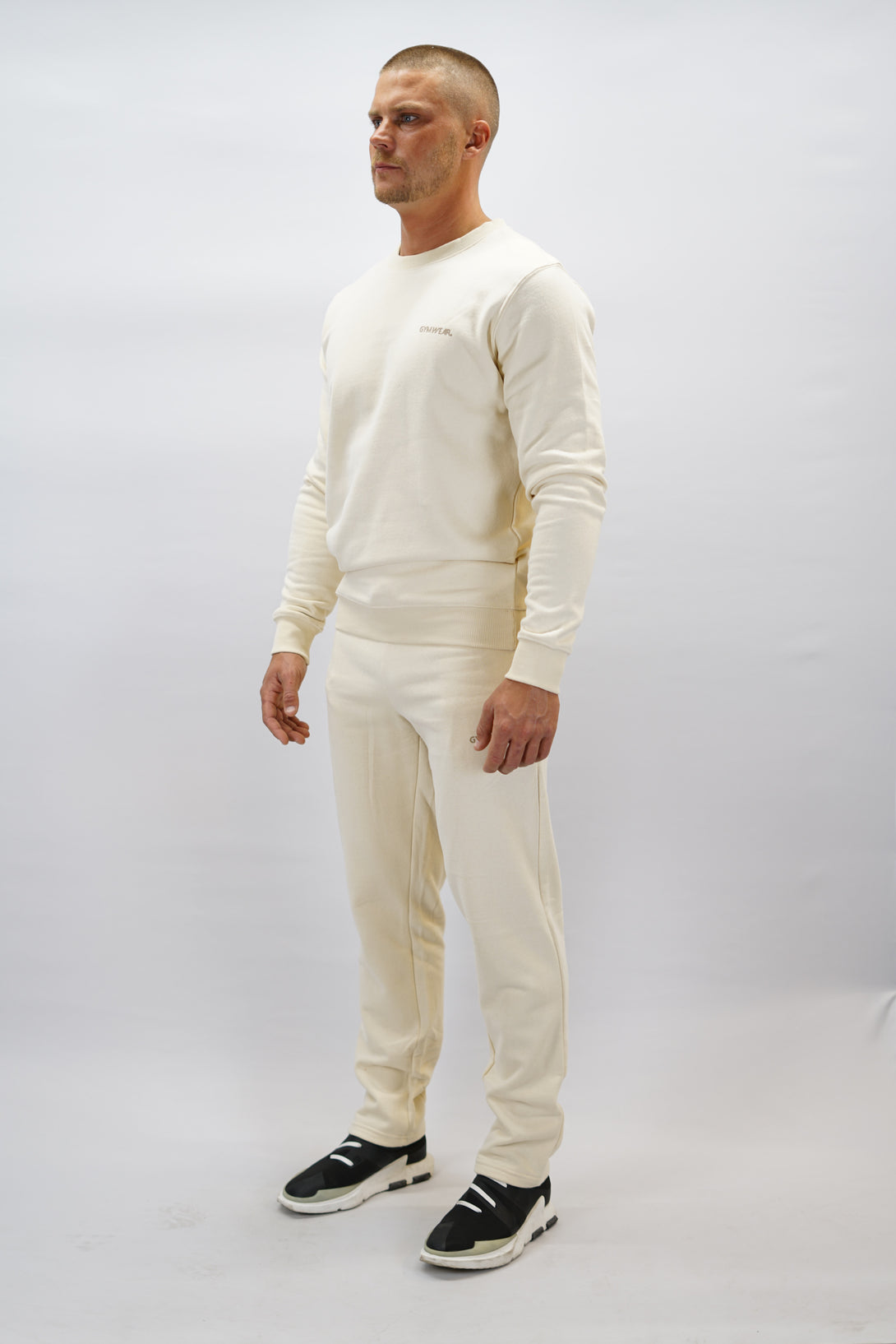 Cleo Sweatshirt herr i mjuk borstad bomull, beige färg, med stilren logga på vänster bröst. Komfortabel och snygg sweatshirt för vardagsbruk.