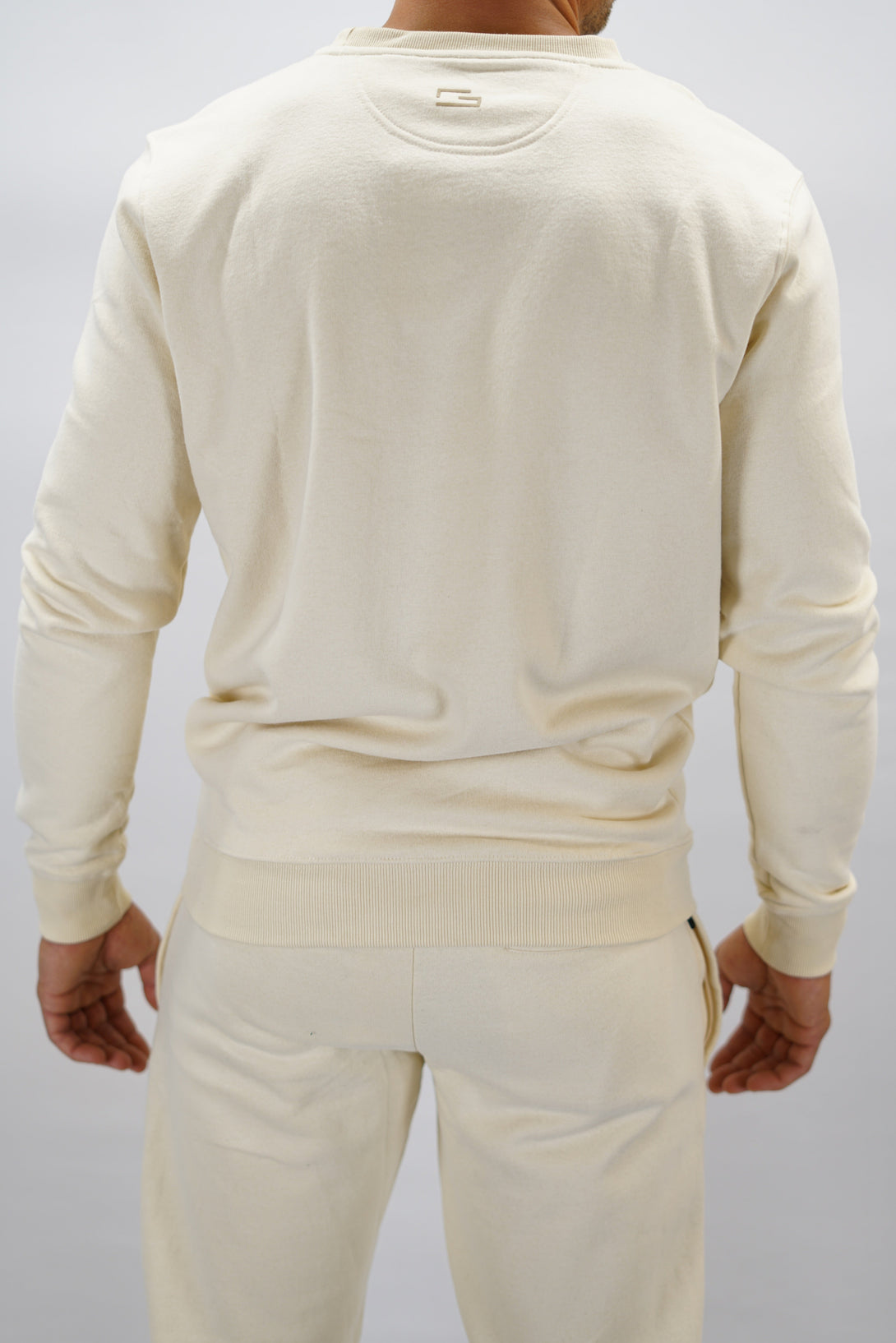 Cleo Sweatshirt herr i mjuk borstad bomull, beige färg, med stilren logga på vänster bröst. Komfortabel och snygg sweatshirt för vardagsbruk.