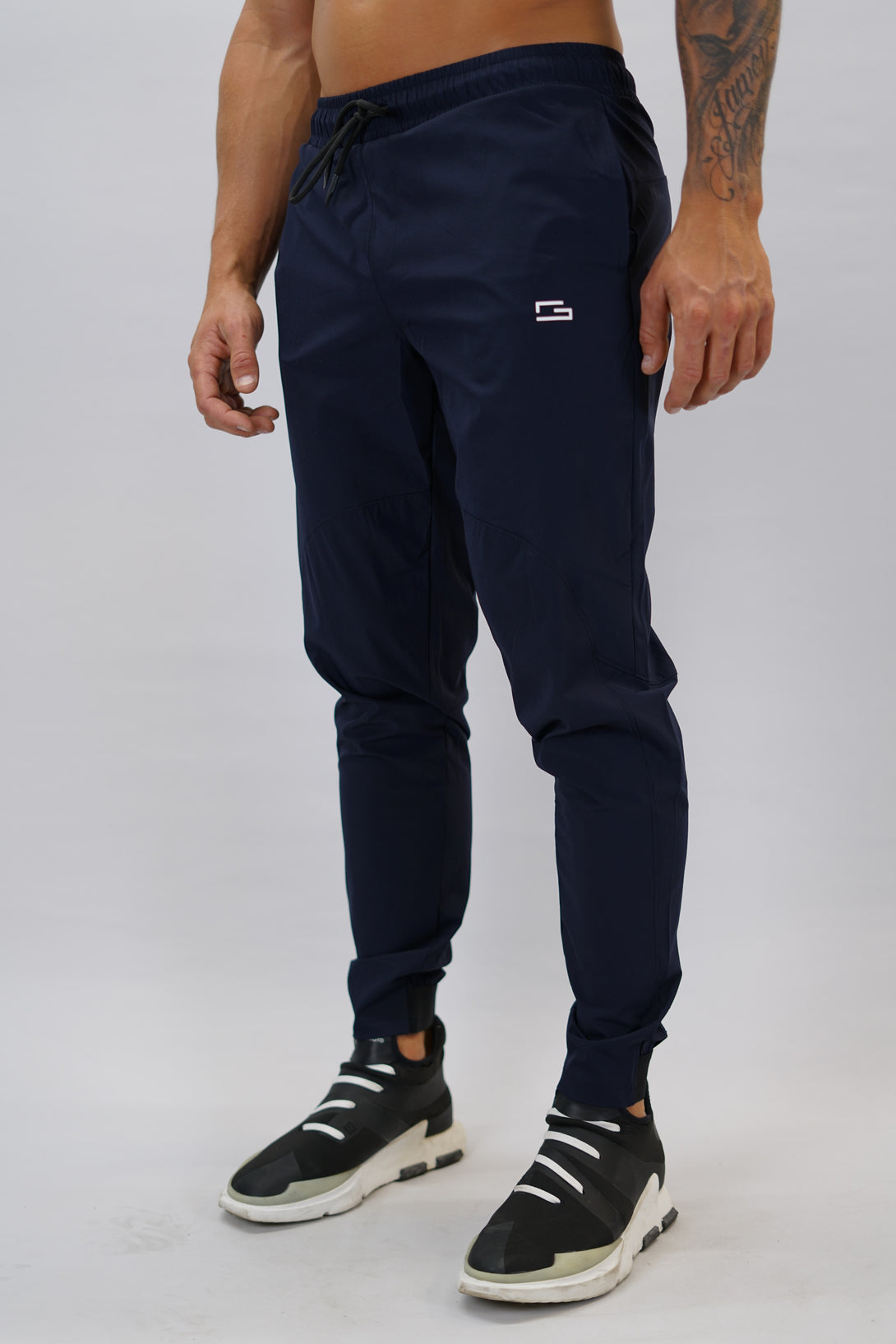 Marinblå Zion Performance Jogger Pants - träningsbyxor i snabbtorkande material med G-symbol på vänster ben