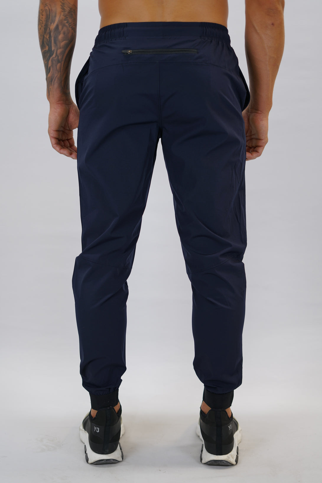 Marinblå Zion Performance Jogger Pants - träningsbyxor i snabbtorkande material med G-symbol på vänster ben