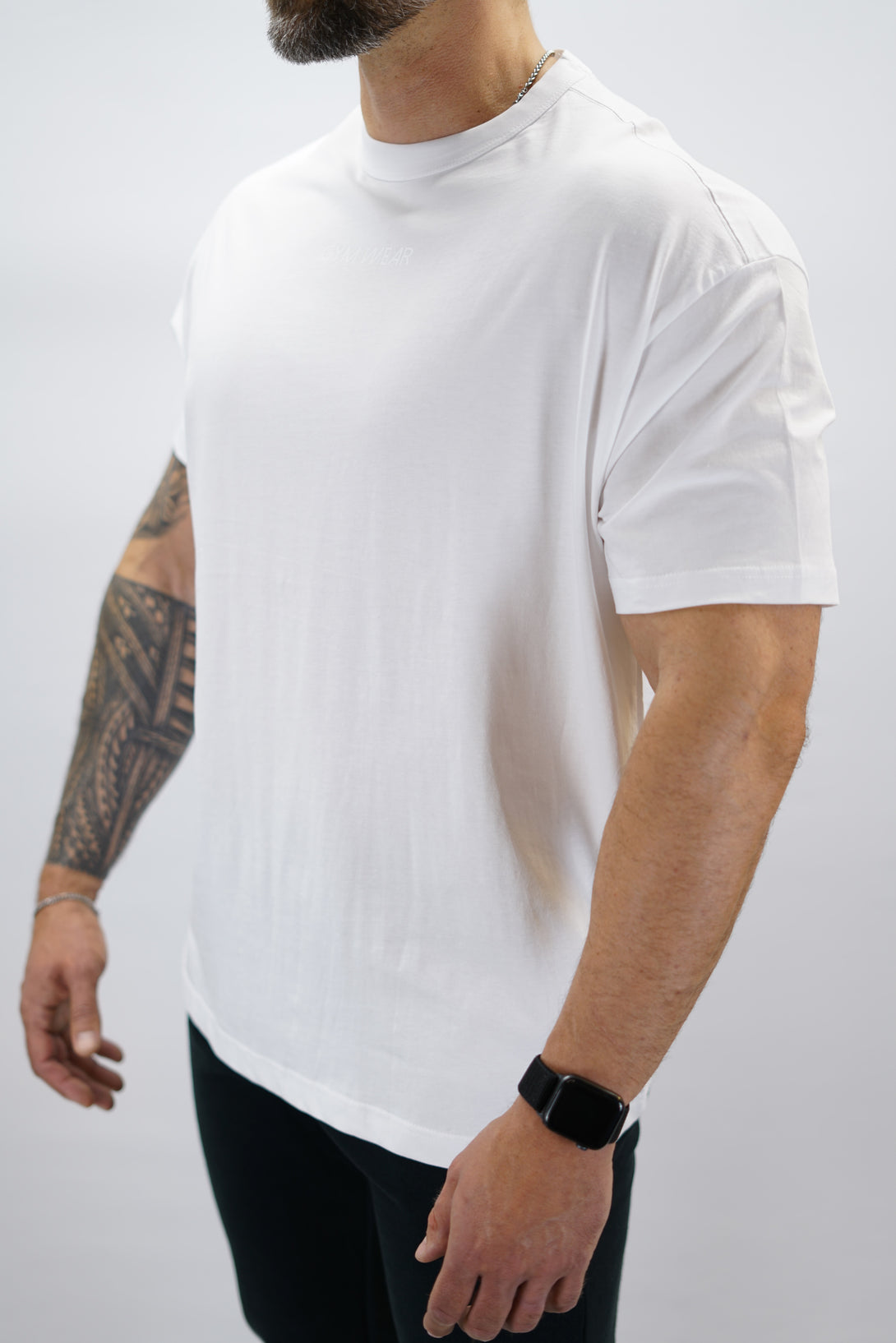 Svart Mino Organic Oversized T-Shirt, en oversized tränings-t-shirt i skönt och svalt organiskt material med Gymwear-logotyp centrerat på bröstet och G-symbol i nacken