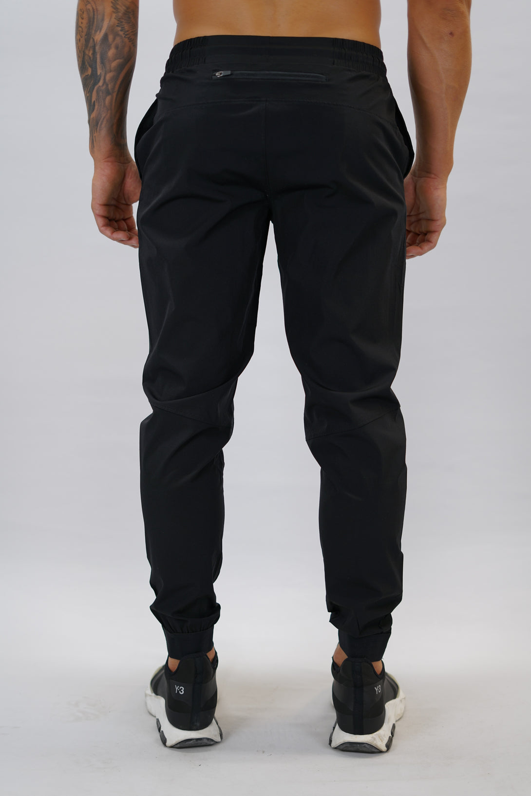Svart Zion Performance Jogger Pants - träningsbyxor i snabbtorkande material med G-symbol på vänster ben