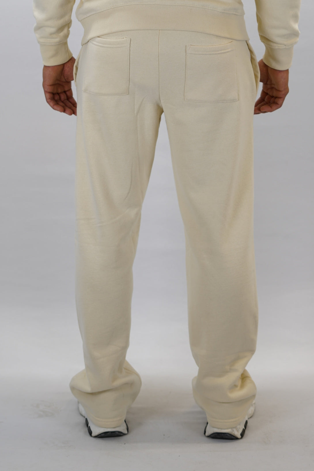 Träningsbyxor för herr med vida ben färgen är beige och Gymwear logga placerad på vänster lår nedanför fickan. Byxor som passar perfekt för träning och vardag.