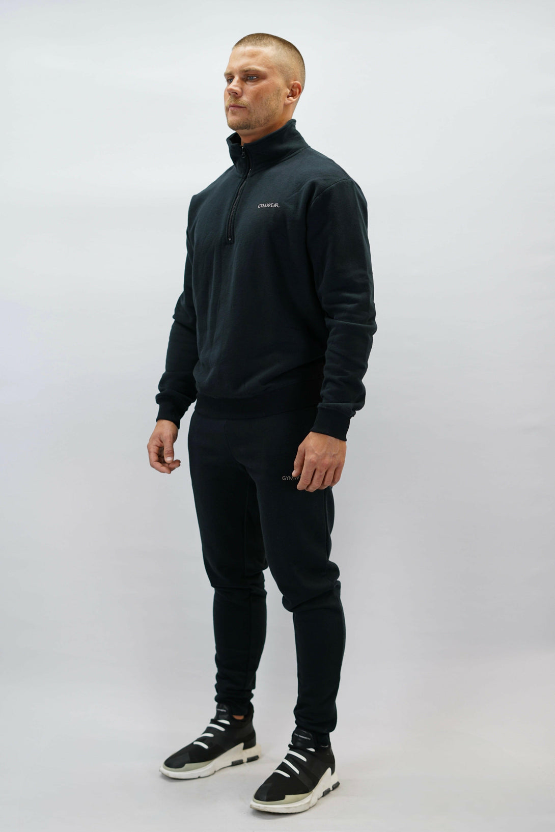 Bekväma JOGGER RAY i premium borstad bomull. Elastisk midja med dragsko, praktiska fickor och avsmalnande passform. Perfekt för träning och vardagsbruk. I svart med Gymwear  logga på vänster lår.
