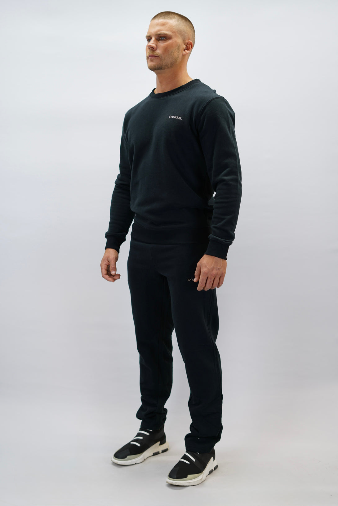 Cleo Sweatshirt herr i mjuk borstad bomull, svart färg, med stilren logga på vänster bröst. Komfortabel och snygg sweatshirt för vardagsbruk.