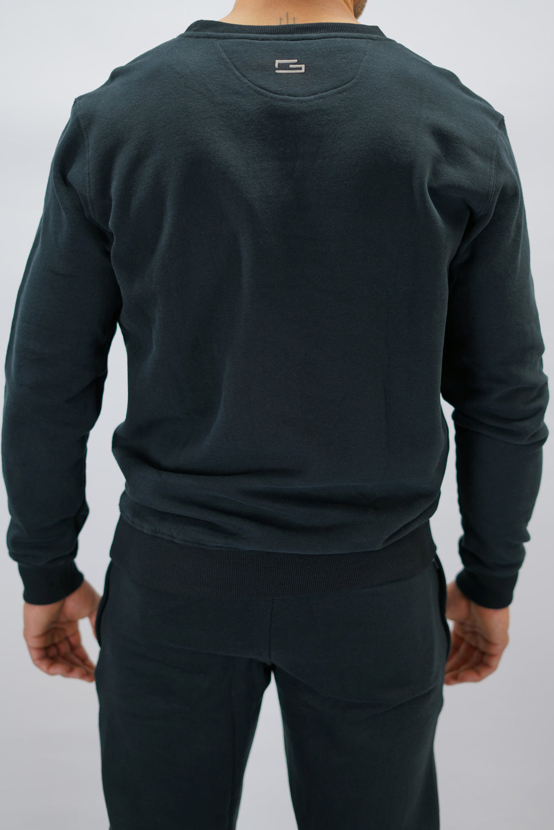 Cleo Sweatshirt herr i mjuk borstad bomull, svart färg, med stilren logga på vänster bröst. Komfortabel och snygg sweatshirt för vardagsbruk.