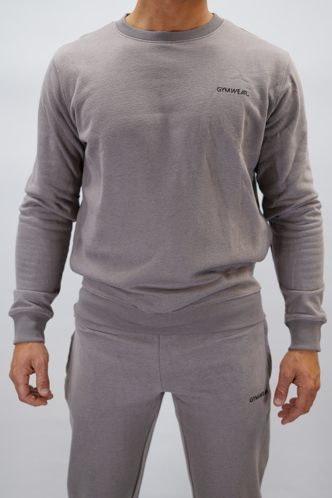 Cleo Sweatshirt herr i mjuk borstad bomull, zink färg, med stilren logga på vänster bröst. Komfortabel och snygg sweatshirt för vardagsbruk.