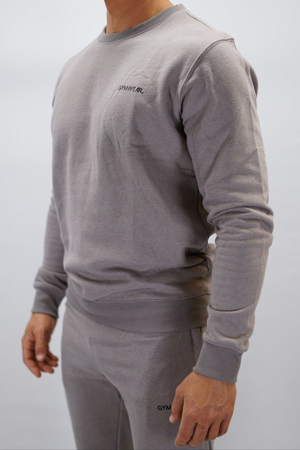 Cleo Sweatshirt herr i mjuk borstad bomull, zink färg, med stilren logga på vänster bröst. Komfortabel och snygg sweatshirt för vardagsbruk.