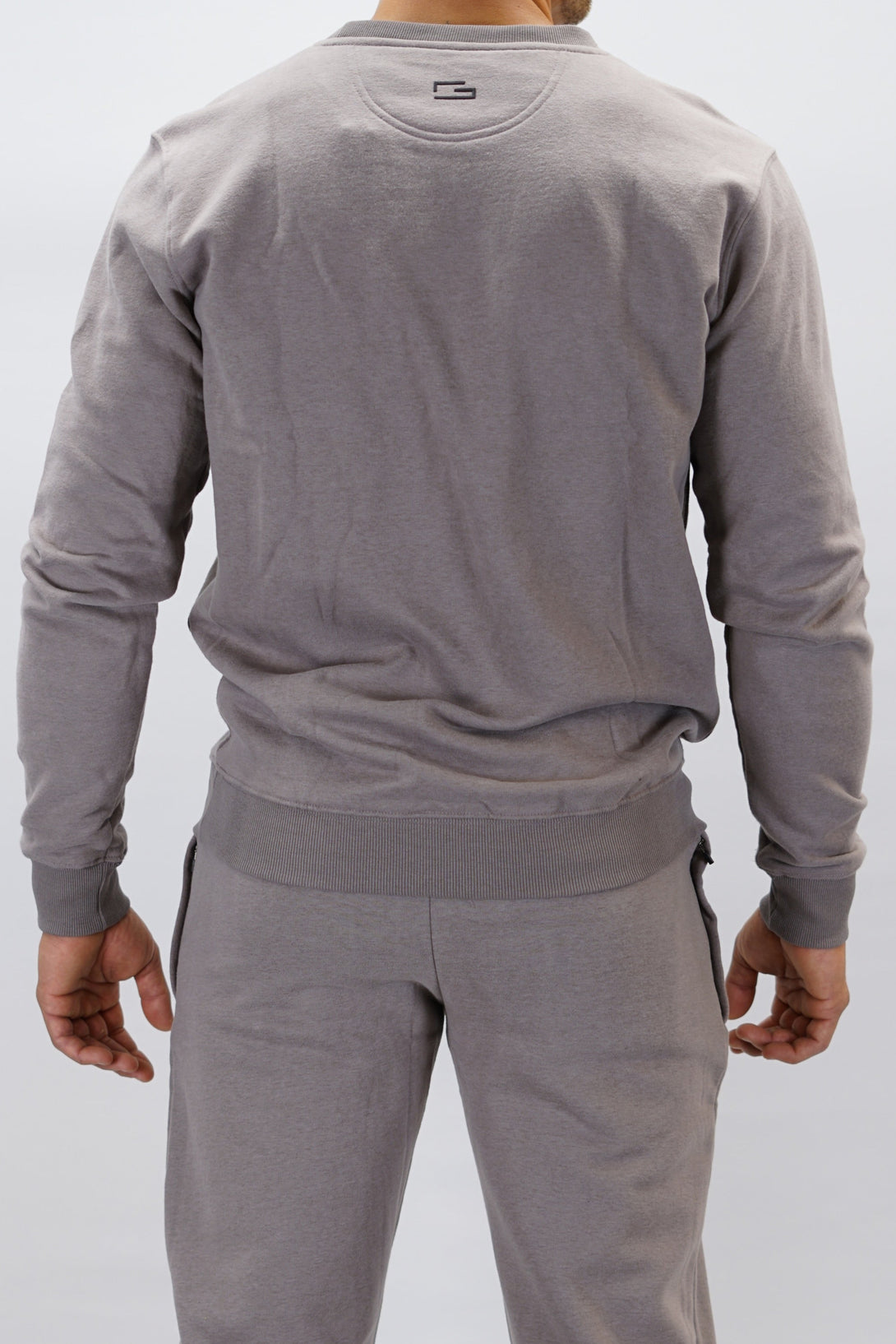 Cleo Sweatshirt herr i mjuk borstad bomull, zink färg, med stilren logga på vänster bröst. Komfortabel och snygg sweatshirt för vardagsbruk.