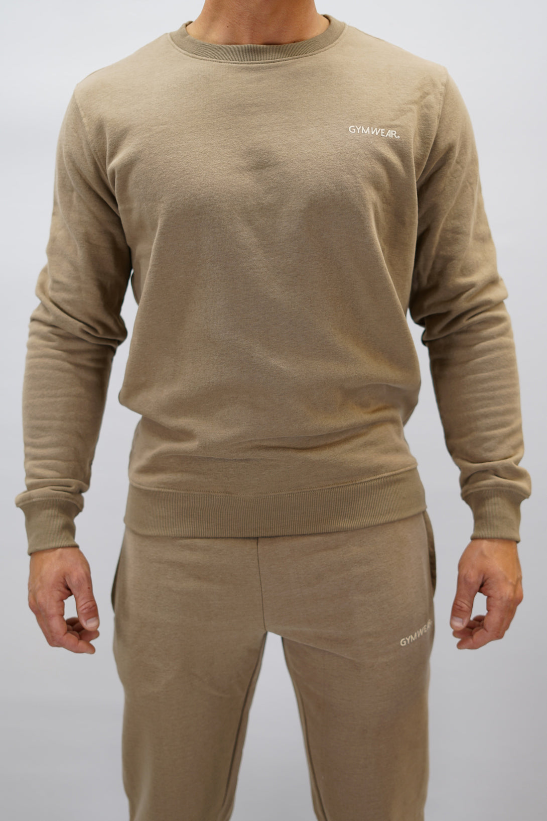 Cleo Sweatshirt herr i mjuk borstad bomull, brun färg, med stilren logga på vänster bröst. Komfortabel och snygg sweatshirt för vardagsbruk.