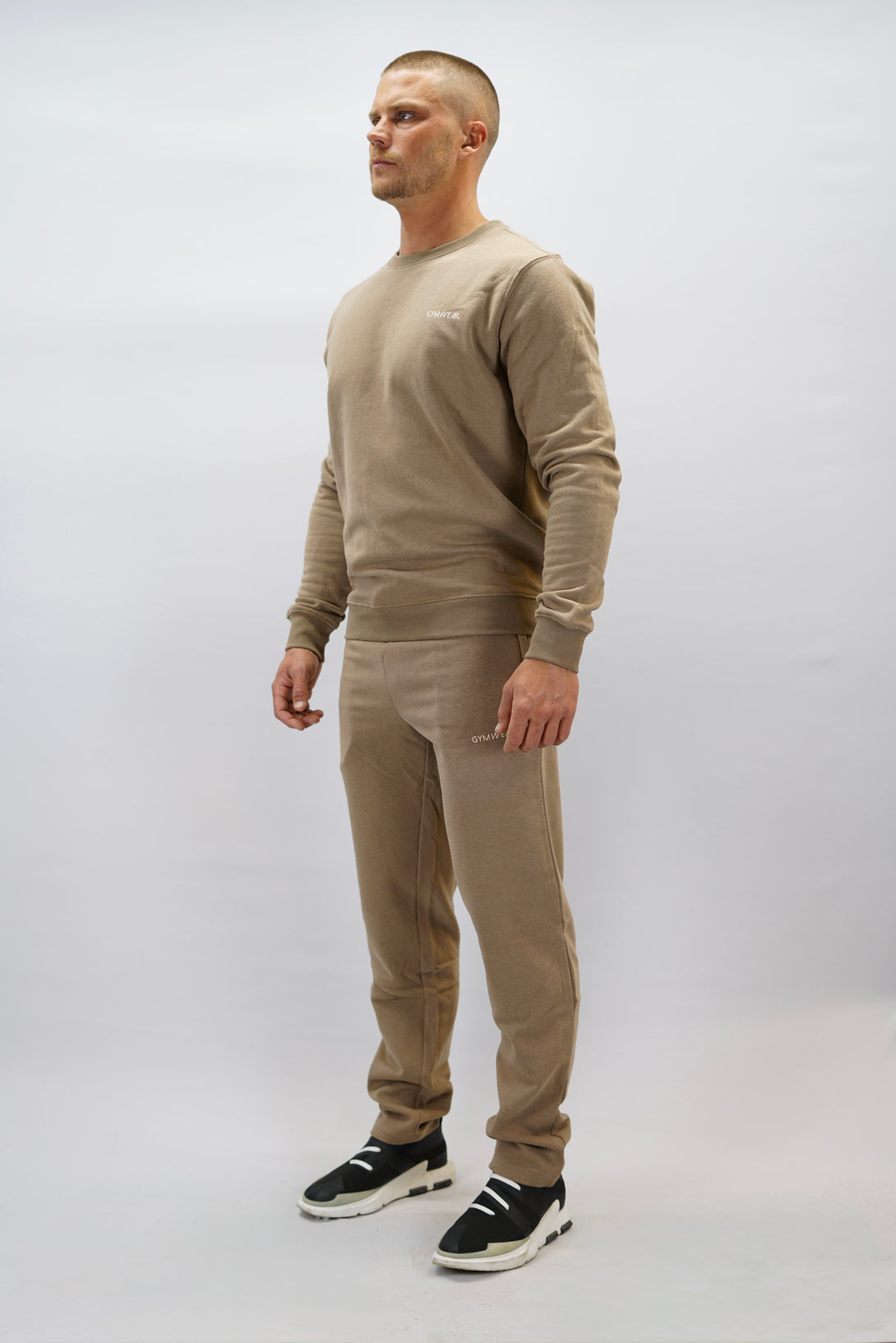 Cleo Sweatshirt herr i mjuk borstad bomull, brun färg, med stilren logga på vänster bröst. Komfortabel och snygg sweatshirt för vardagsbruk.
