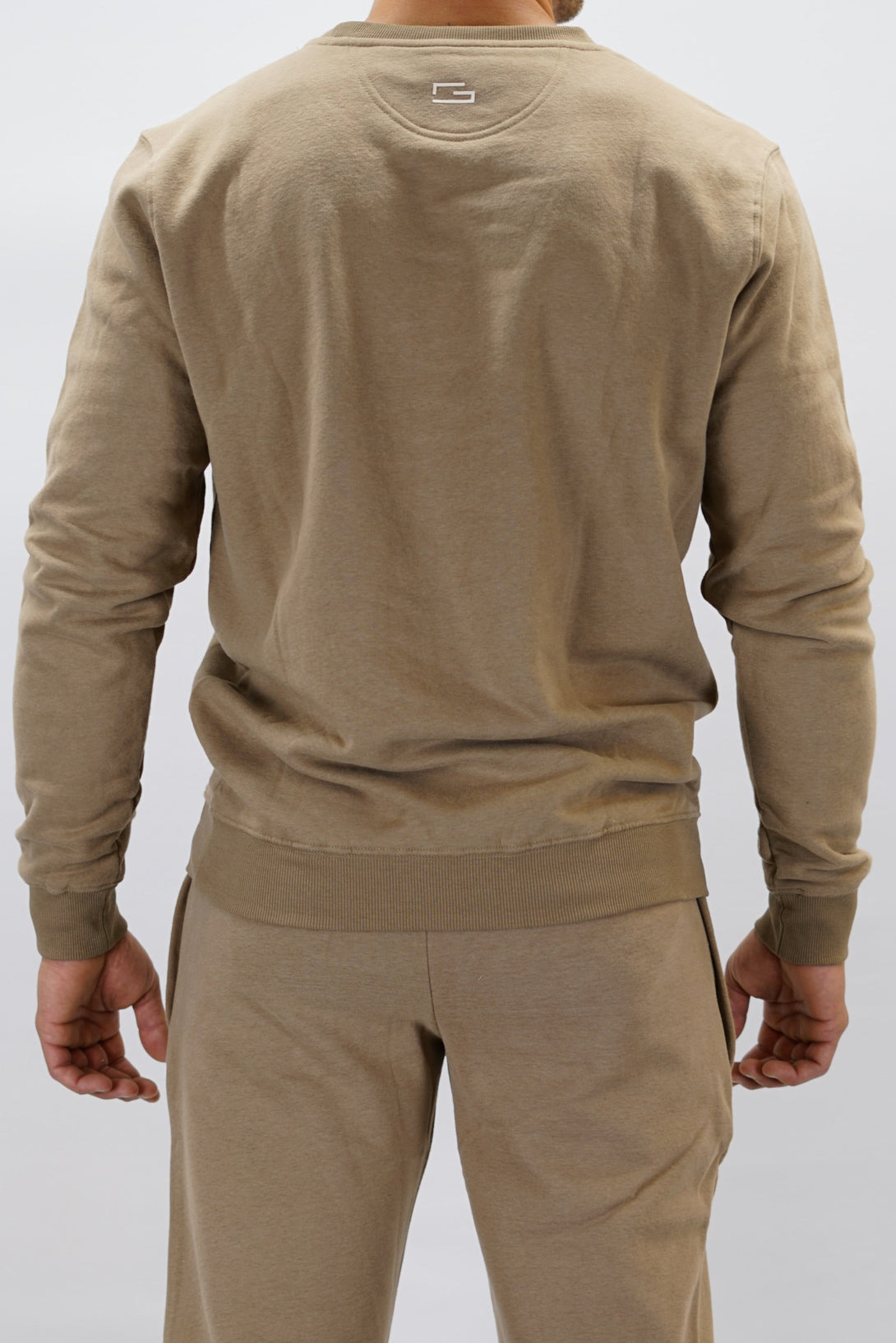Cleo Sweatshirt herr i mjuk borstad bomull, brun färg, med stilren logga på vänster bröst. Komfortabel och snygg sweatshirt för vardagsbruk.