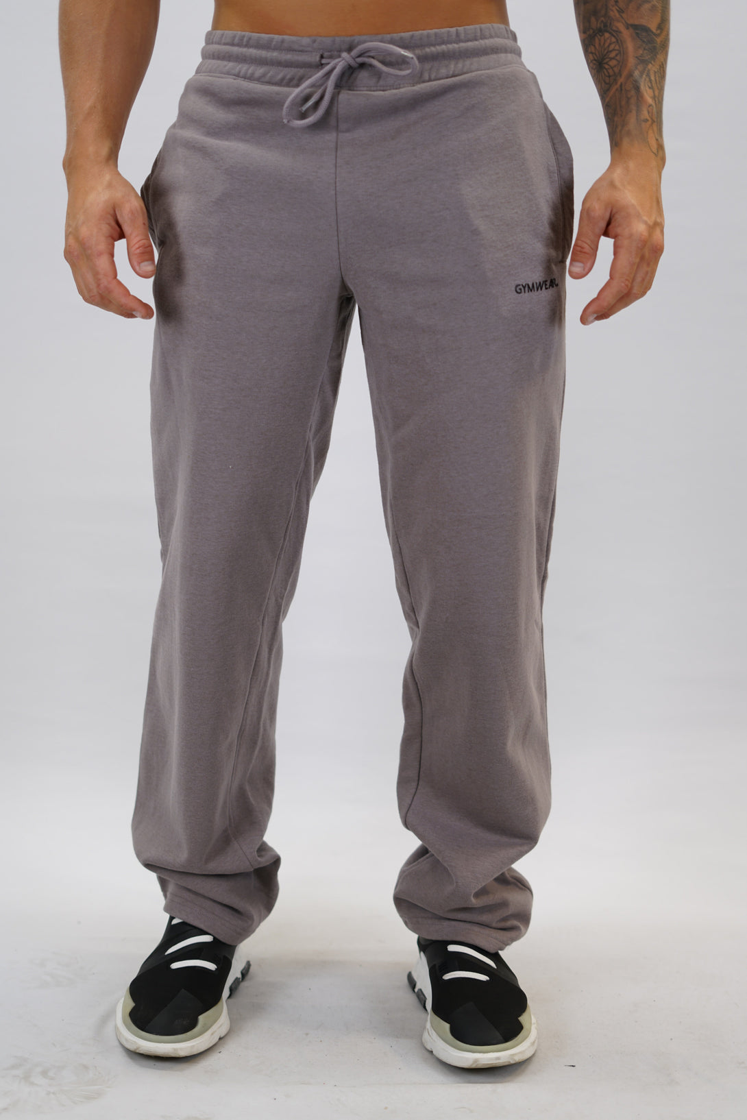 Träningsbyxor för herr med vida ben färgen är zink och Gymwear logga placerad på vänster lår nedanför fickan. Byxor som passar perfekt för träning och vardag.