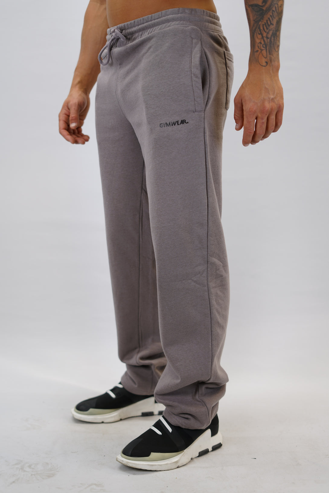 Träningsbyxor för herr med vida ben färgen är zink och Gymwear logga placerad på vänster lår nedanför fickan. Byxor som passar perfekt för träning och vardag.
