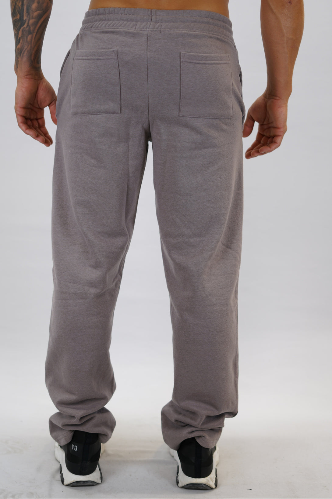 Träningsbyxor för herr med vida ben färgen är zink och Gymwear logga placerad på vänster lår nedanför fickan. Byxor som passar perfekt för träning och vardag.