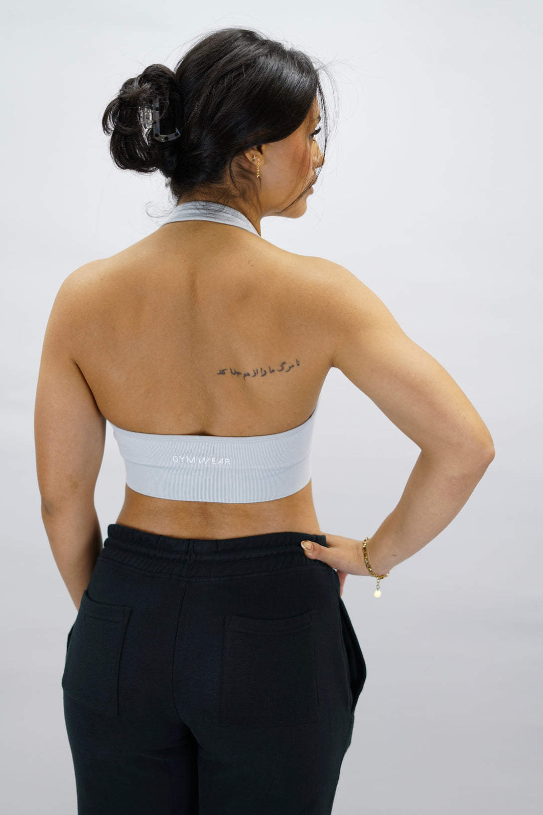 Ljusgrå Eily Halterneck Bra - sport-bh med halterneck-design och Gymwear-logga på baksidan