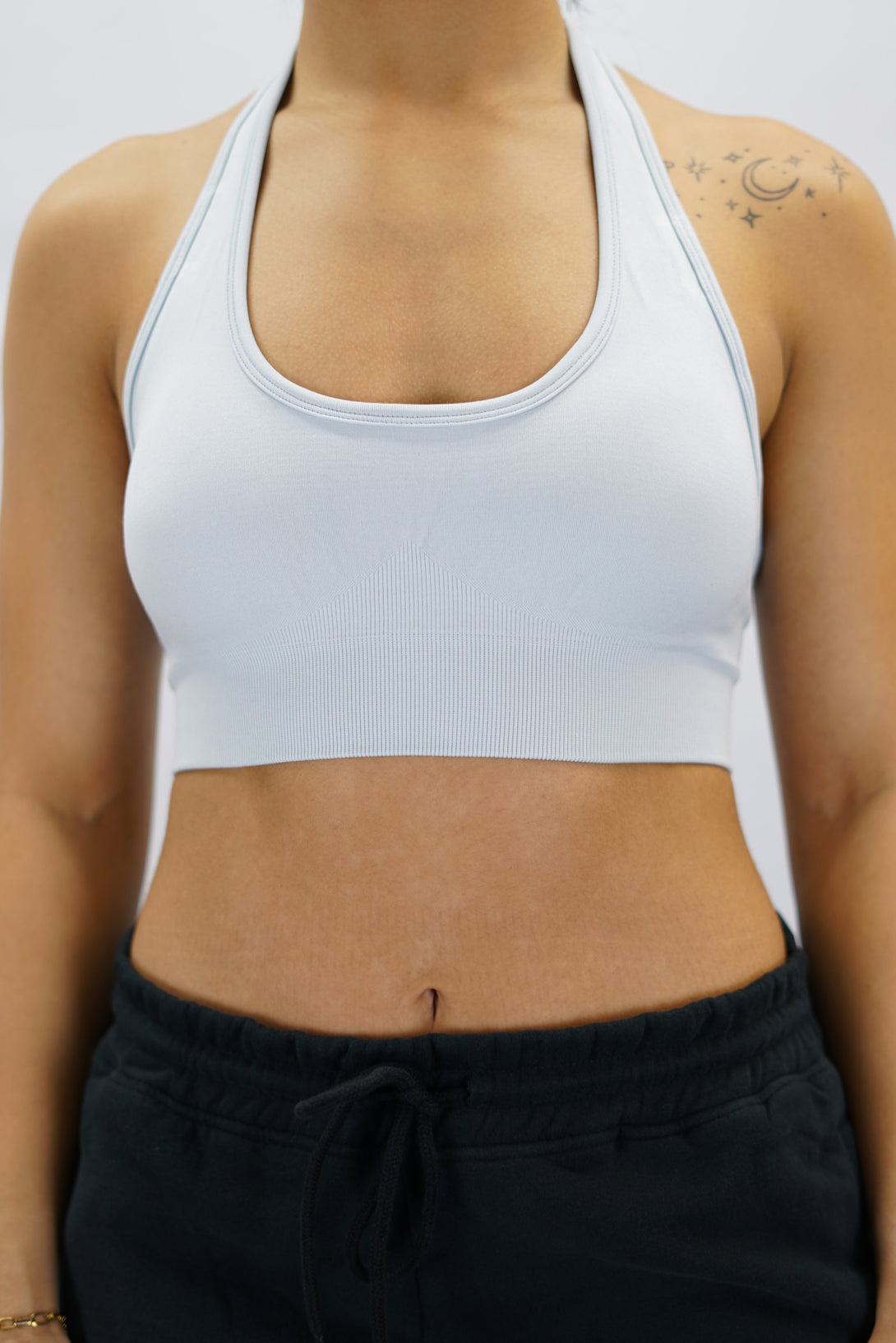Ljusgrå Eily Halterneck Bra - sport-bh med halterneck-design och Gymwear-logga på baksidan