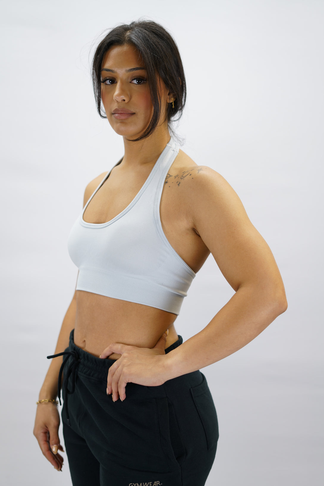 Ljusgrå Eily Halterneck Bra - sport-bh med halterneck-design och Gymwear-logga på baksidan