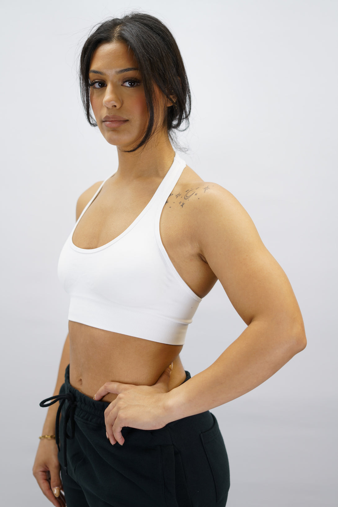 Vit Eily Halterneck Bra - sport-bh med halterneck-design och Gymwear-logga på baksidan