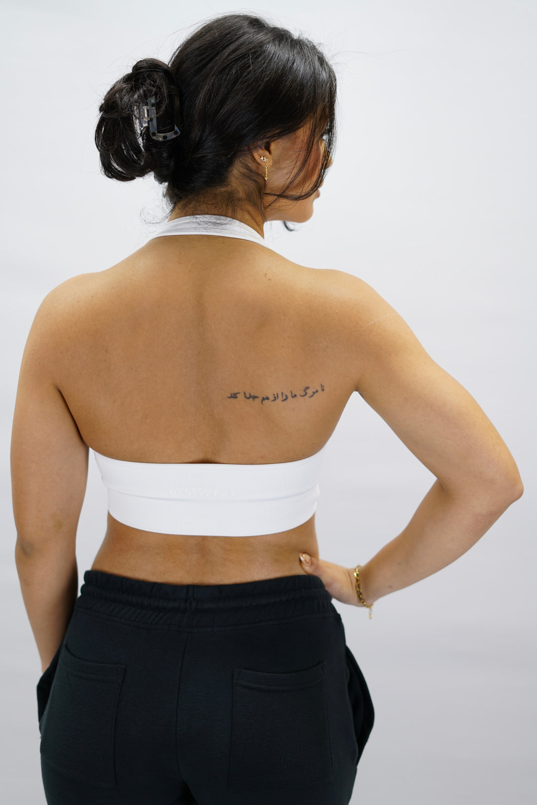 Vit Eily Halterneck Bra - sport-bh med halterneck-design och Gymwear-logga på baksidan