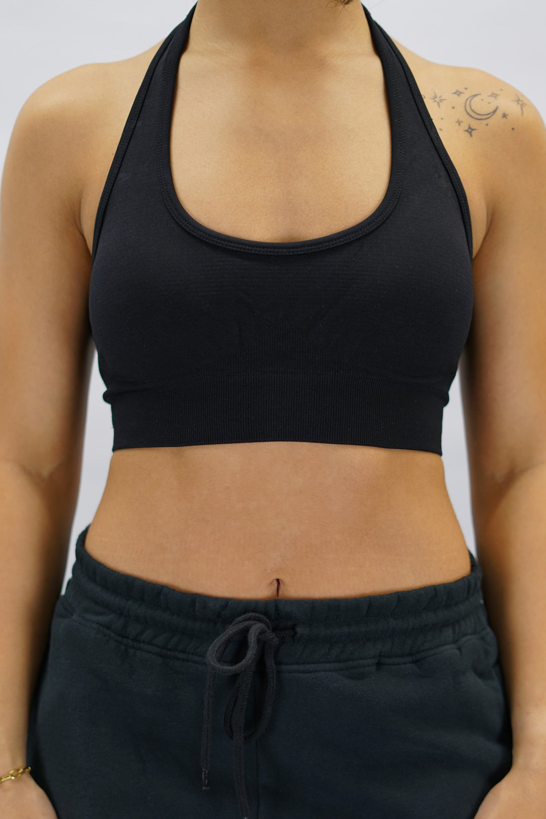 Svart Eily Halterneck Bra - sport-bh med halterneck-design och Gymwear-logga på baksidan