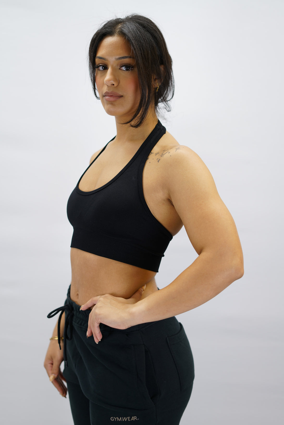 Svart Eily Halterneck Bra - sport-bh med halterneck-design och Gymwear-logga på baksidan