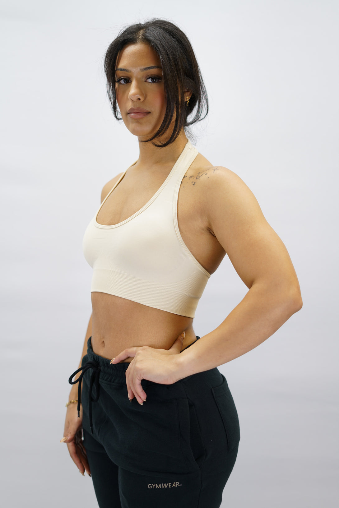 Beige Eily Halterneck Bra - sport-bh med halterneck-design och Gymwear-logga på baksidan