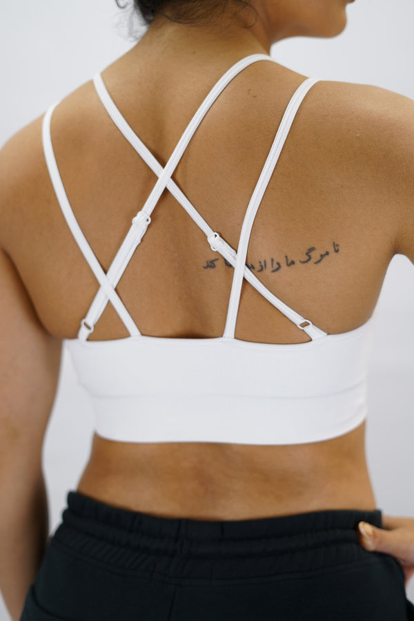 Vit Eily Cross Bra - sport-bh med korsade axelband baktill och Gymwear-logga på vänster nedre kant