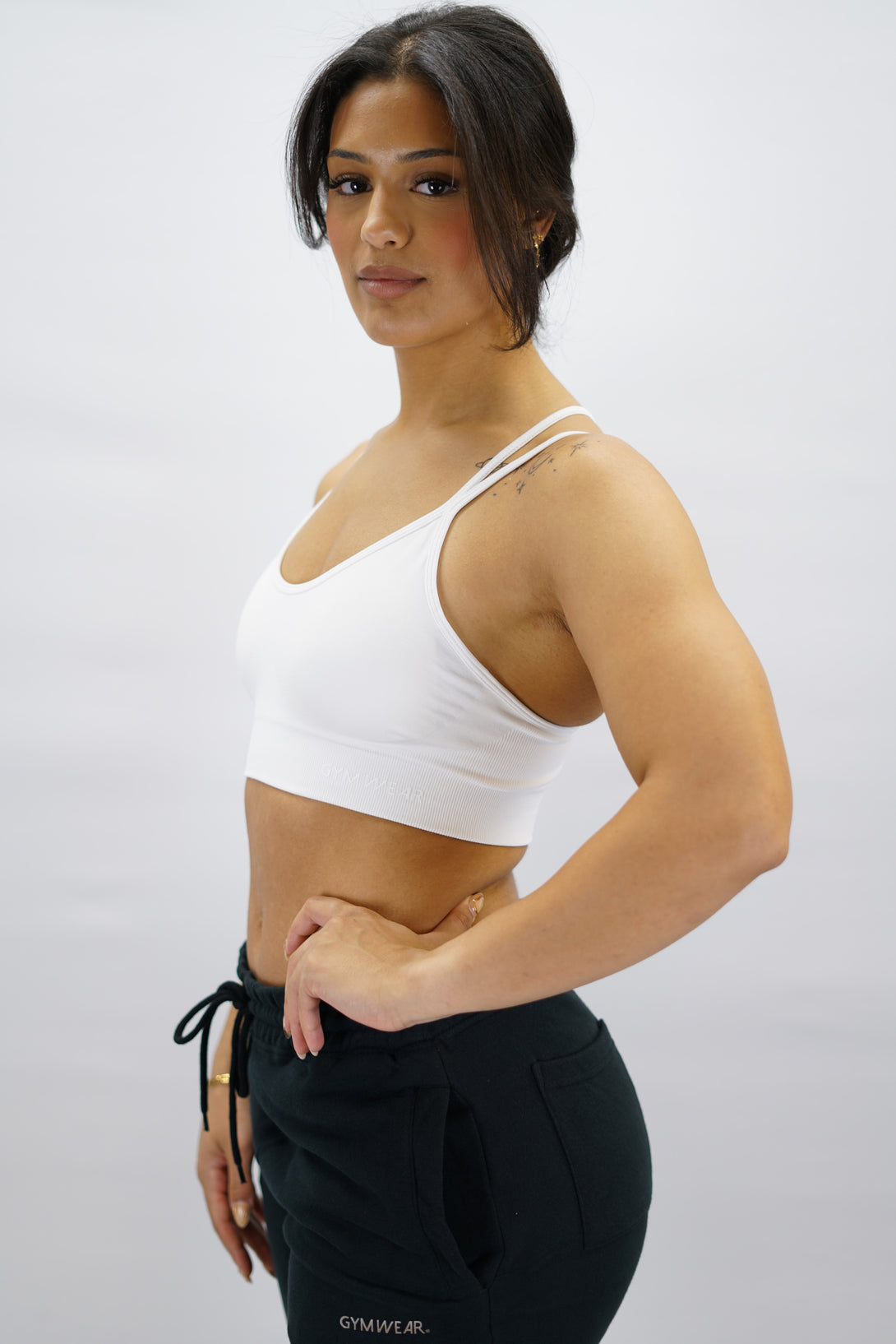 Vit Eily Cross Bra - sport-bh med korsade axelband baktill och Gymwear-logga på vänster nedre kant