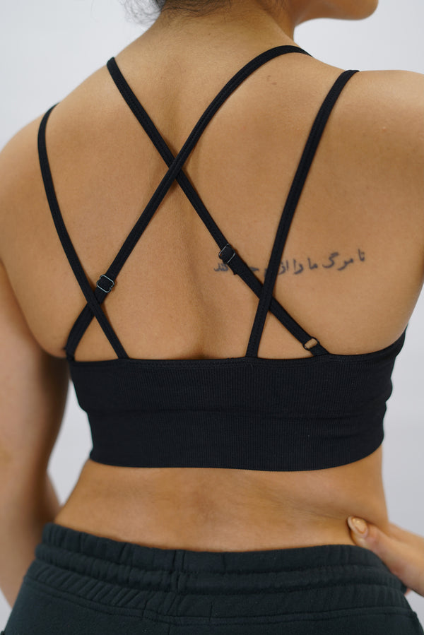 Svart Eily Cross Bra - sport-bh med korsade axelband baktill och Gymwear-logga på vänster nedre kant