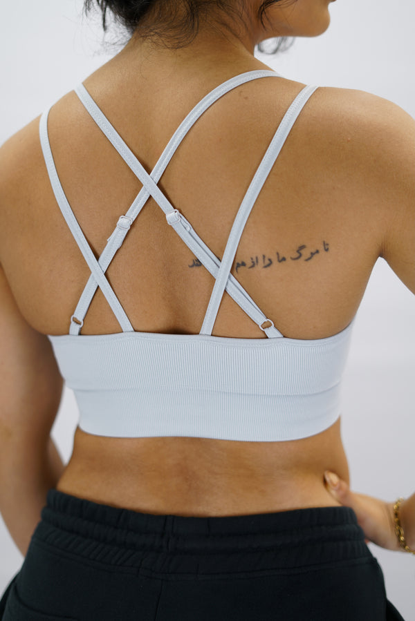 Ljusgrå Eily Cross Bra - sport-bh med korsade axelband baktill och Gymwear-logga på vänster nedre kant
