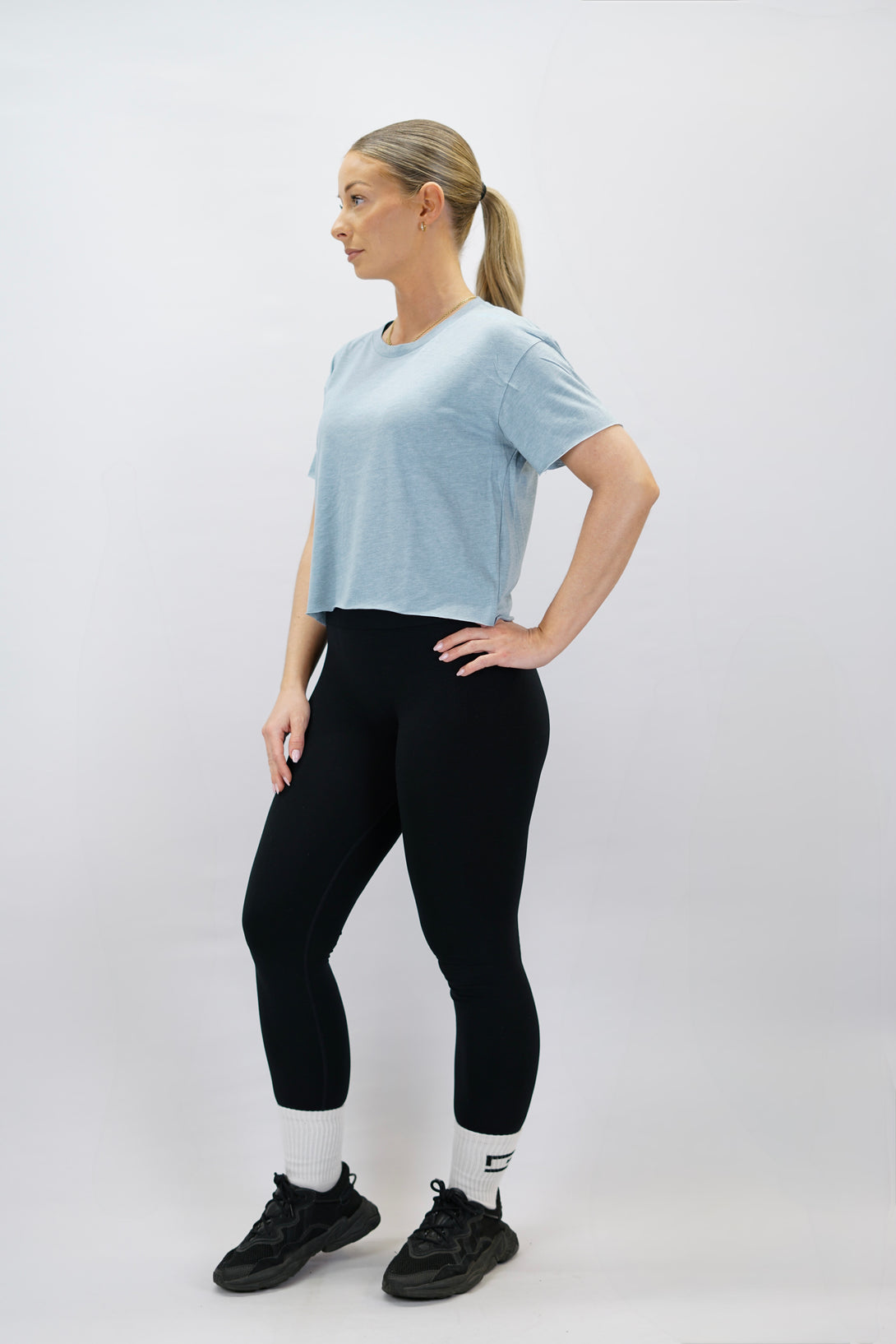 Blå Hera Short Sleeve Borstad bomull Light Tee - tunn kortärmad t-shirt med Gymwear-logga på axeln och lodrätt logga i ryggen