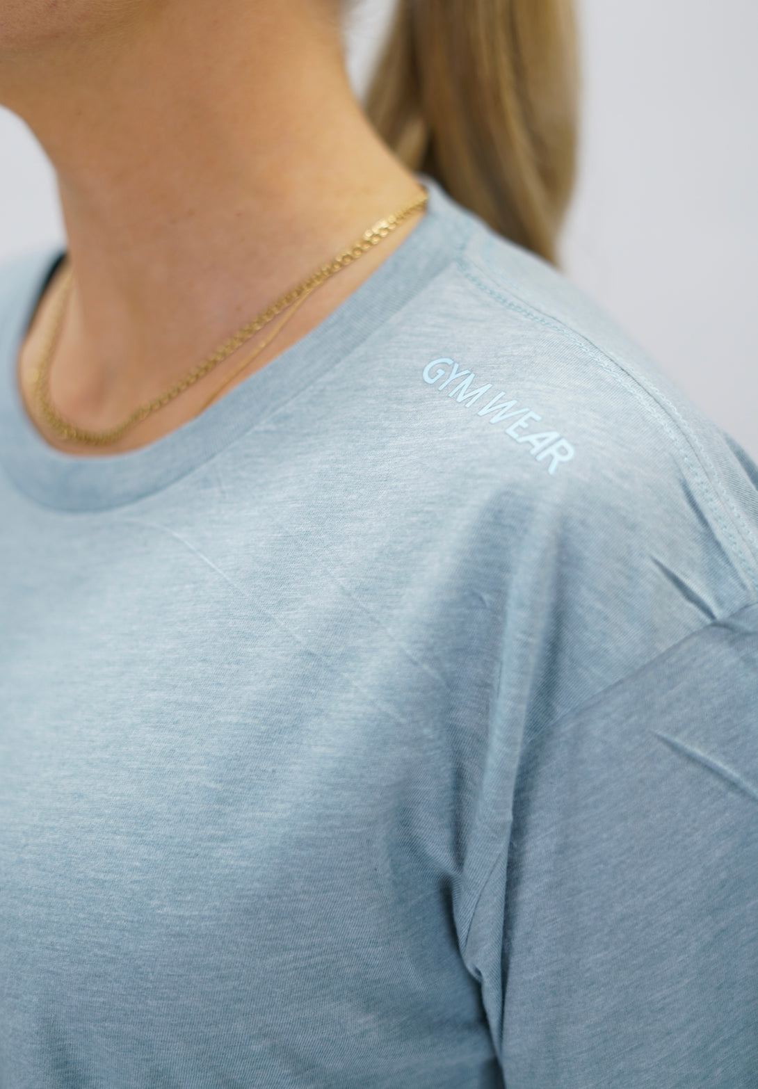 Blå Hera Short Sleeve Borstad bomull Light Tee - tunn kortärmad t-shirt med Gymwear-logga på axeln och lodrätt logga i ryggen