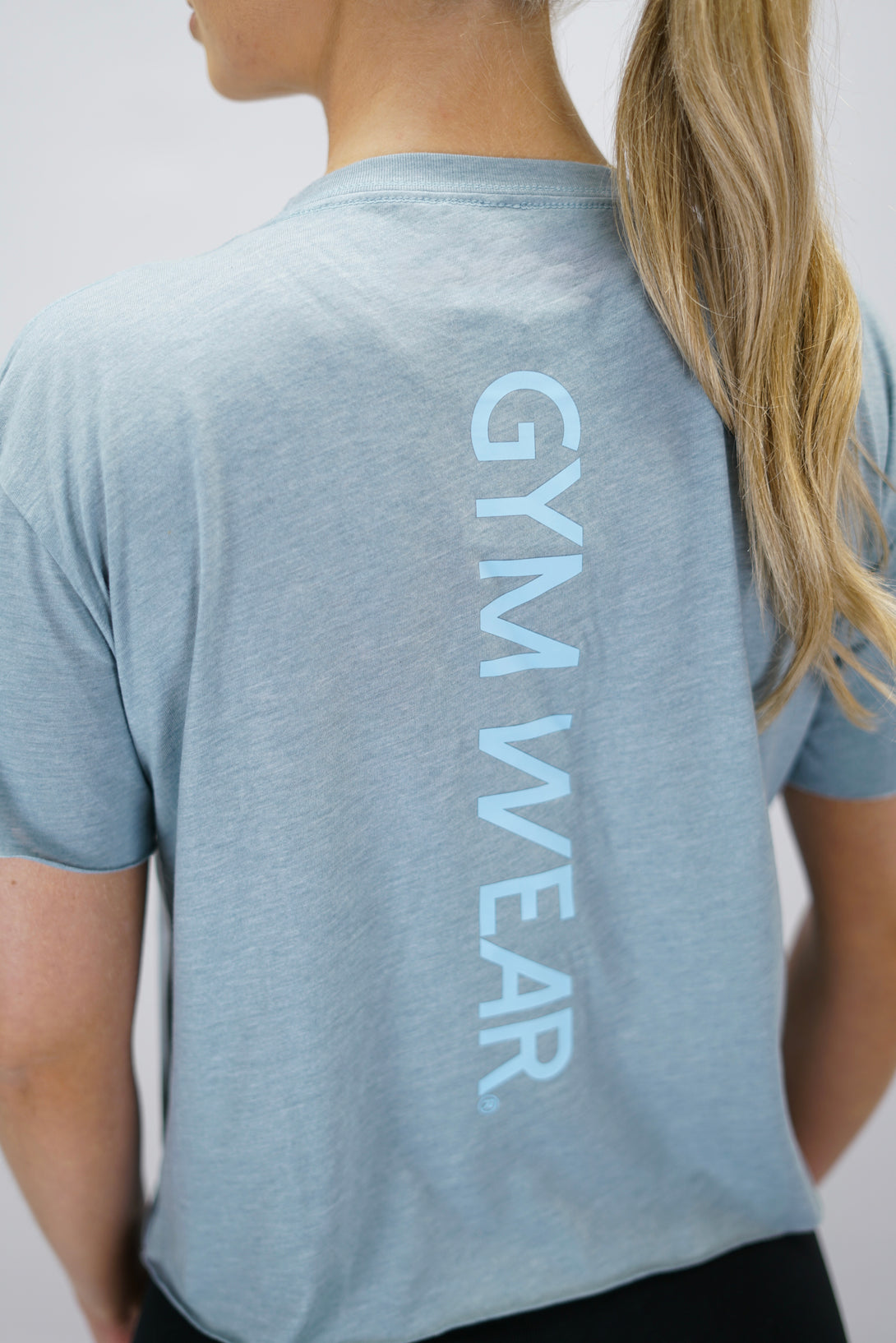 Blå Hera Short Sleeve Borstad bomull Light Tee - tunn kortärmad t-shirt med Gymwear-logga på axeln och lodrätt logga i ryggen