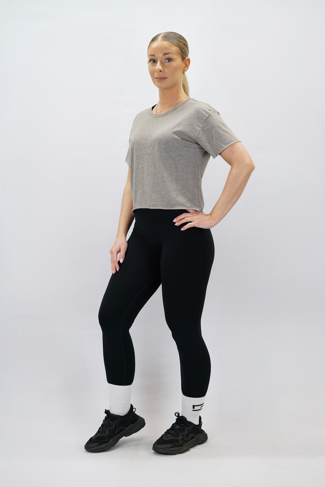 Brun Hera Short Sleeve Borstad bomull Light Tee - tunn kortärmad t-shirt med Gymwear-logga på axeln och lodrätt logga i ryggen