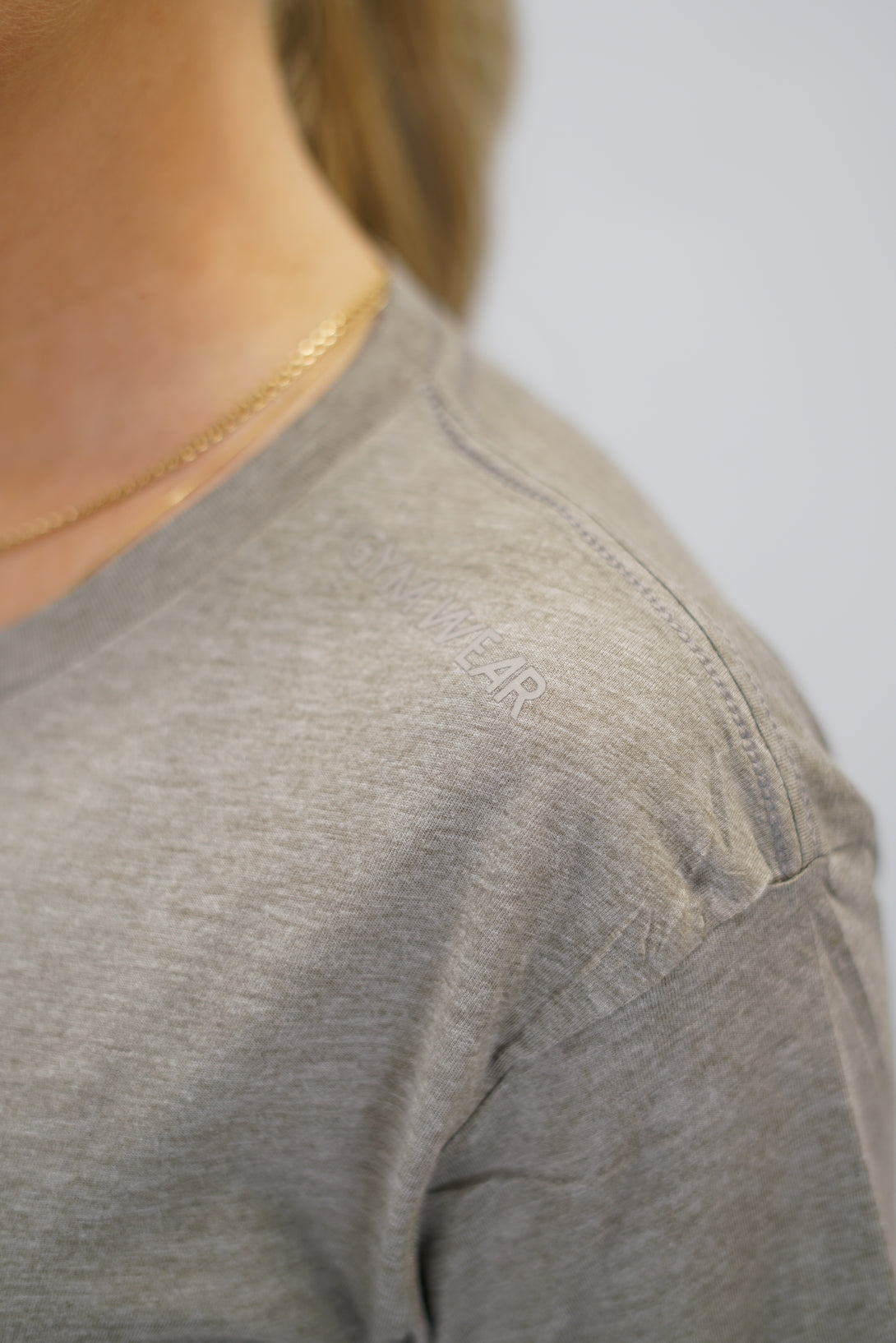 Brun Hera Short Sleeve Borstad bomull Light Tee - tunn kortärmad t-shirt med Gymwear-logga på axeln och lodrätt logga i ryggen