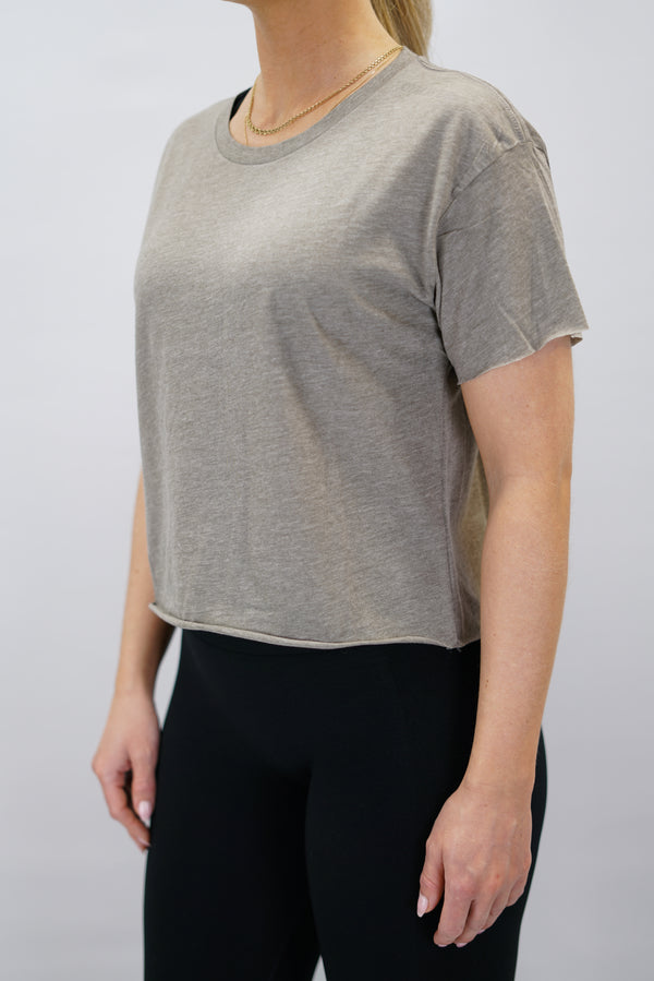 Brun Hera Short Sleeve Borstad bomull Light Tee - tunn kortärmad t-shirt med Gymwear-logga på axeln och lodrätt logga i ryggen