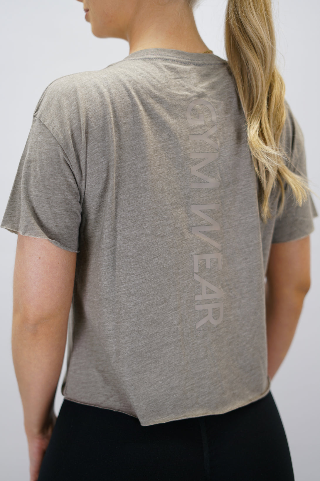 Brun Hera Short Sleeve Borstad bomull Light Tee - tunn kortärmad t-shirt med Gymwear-logga på axeln och lodrätt logga i ryggen