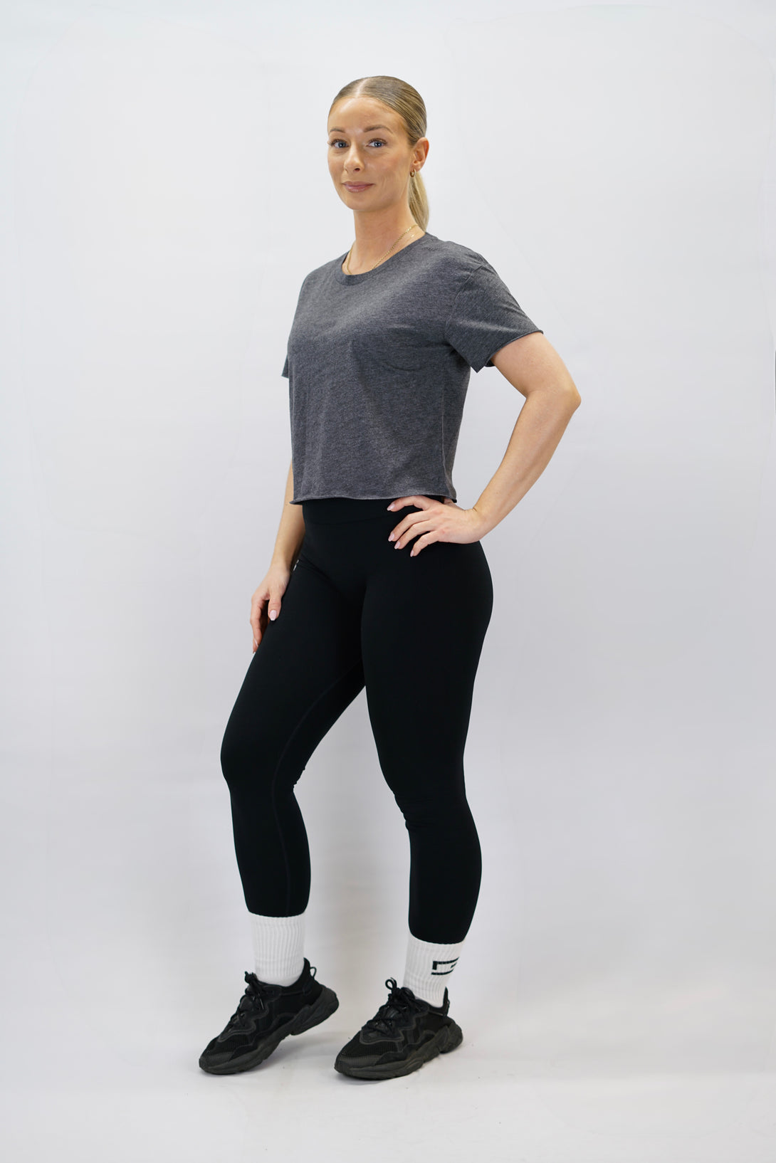 Grå Hera Short Sleeve Borstad bomull Light Tee - tunn kortärmad t-shirt med Gymwear-logga på axeln och lodrätt logga i ryggen