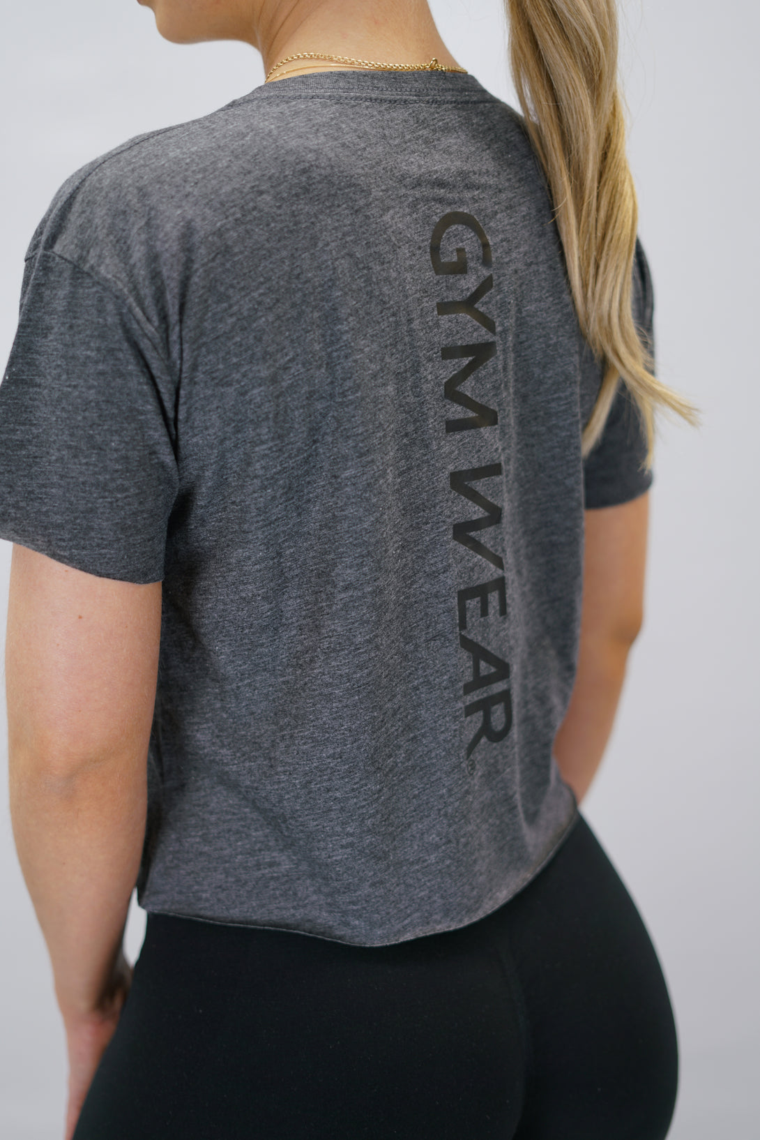 Grå Hera Short Sleeve Borstad bomull Light Tee - tunn kortärmad t-shirt med Gymwear-logga på axeln och lodrätt logga i ryggen