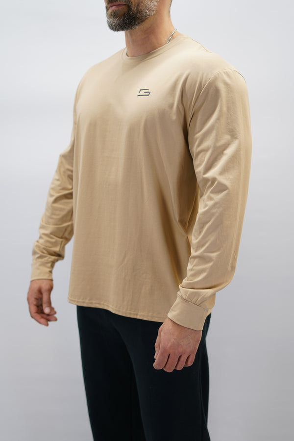 Jace Long Sleeve Shirt, en brun långärmad träningströja med relaxed fit, featuring G-symbol på bröstet och Gymwear-logotyp i nacken, gjord av andningsbara bomull-spandex material