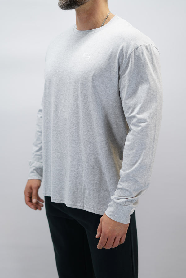 Jace Long Sleeve Shirt, en grå långärmad träningströja med relaxed fit, featuring G-symbol på bröstet och Gymwear-logotyp i nacken, gjord av andningsbara bomull-spandex material