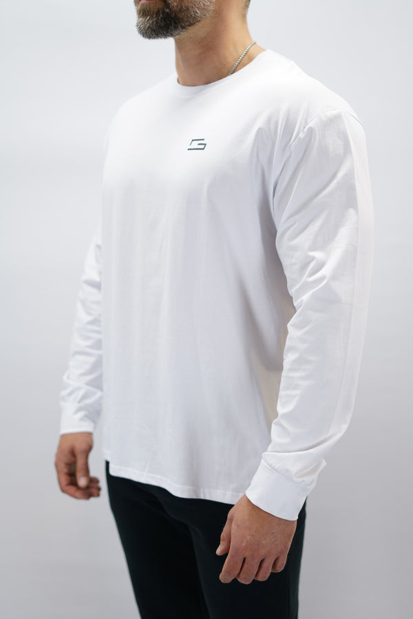 Jace Long Sleeve Shirt, en vit långärmad träningströja med relaxed fit, featuring G-symbol på bröstet och Gymwear-logotyp i nacken, gjord av andningsbara bomull-spandex material