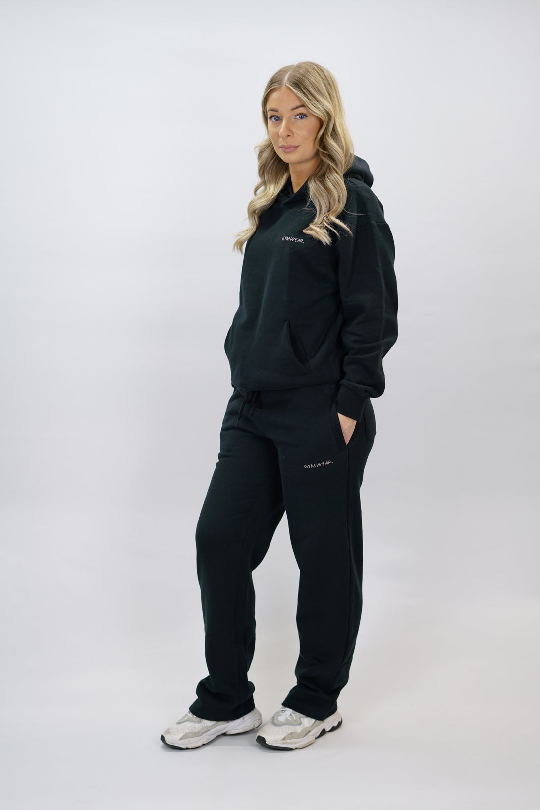 Träningsbyxor för dam med vida ben och märkes logga Gymwear placerad på vänster lår nedanför fickan. Svarta byxor som passar perfekt för träning och vardag.